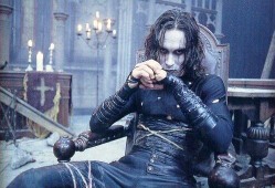 "The Crow" es recordada por ser el último gran rol de Brandon Lee, quien falleció por una accidente durante el rodaje